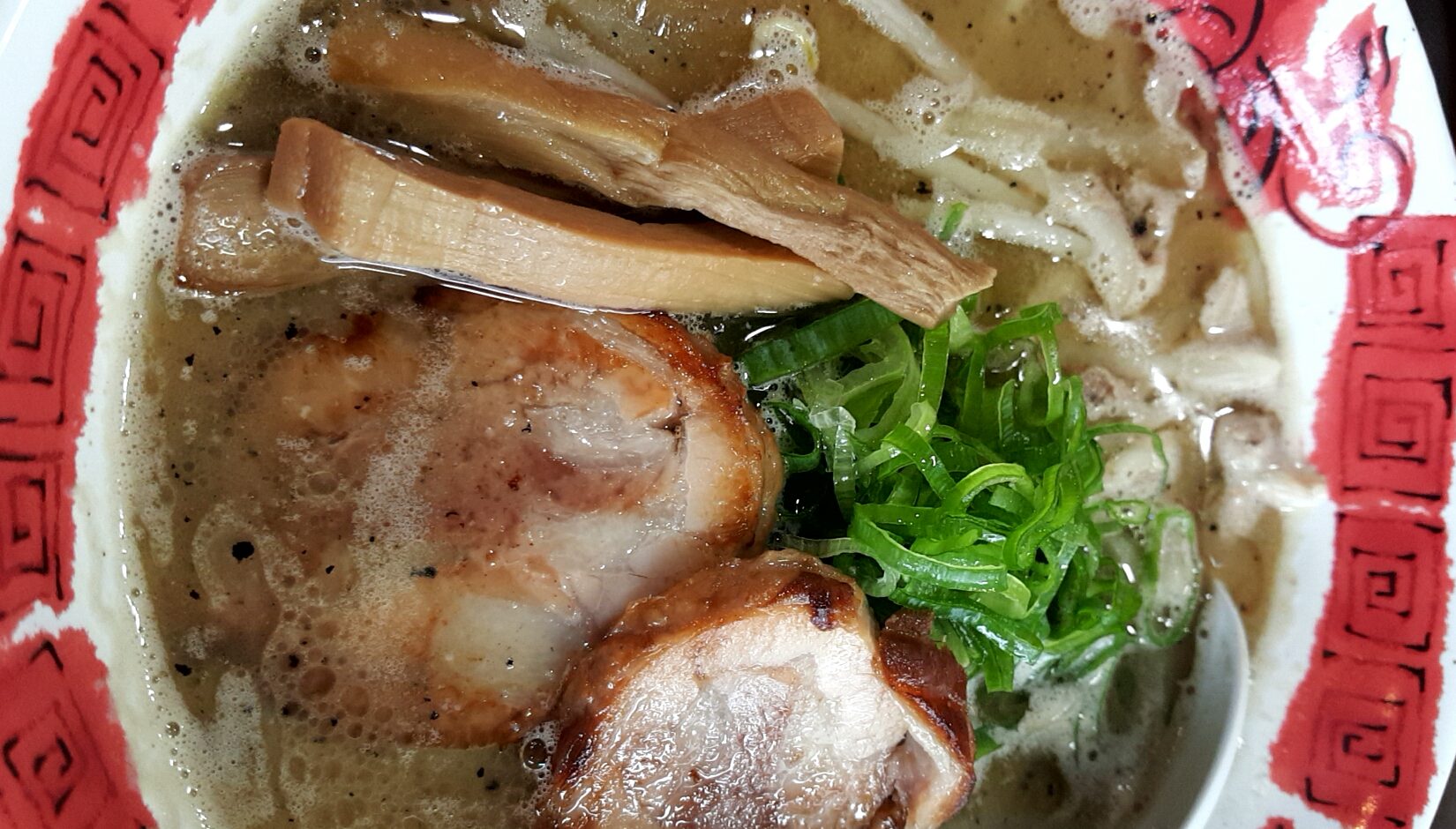 我流麺舞 飛燕（北海道札幌市豊平区）…まさに我流、個性的な「炒め」鳥白湯スープ