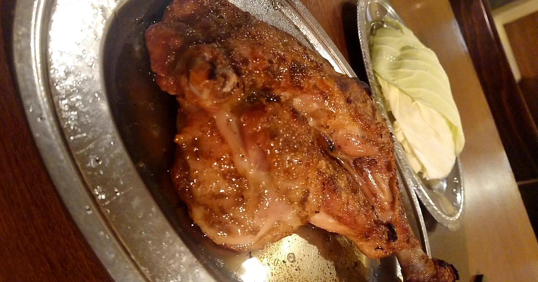 骨付鳥 一鶴 高松店（香川県高松市）…お洒落な店内で、豪快に骨付鳥にかぶりつく