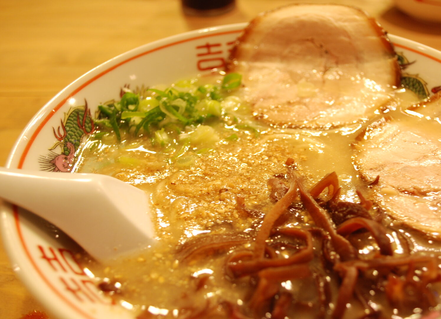 呉朝明（福岡市中央区）…シンプルではない豚骨ベースのラーメンは酒とアテと共に
