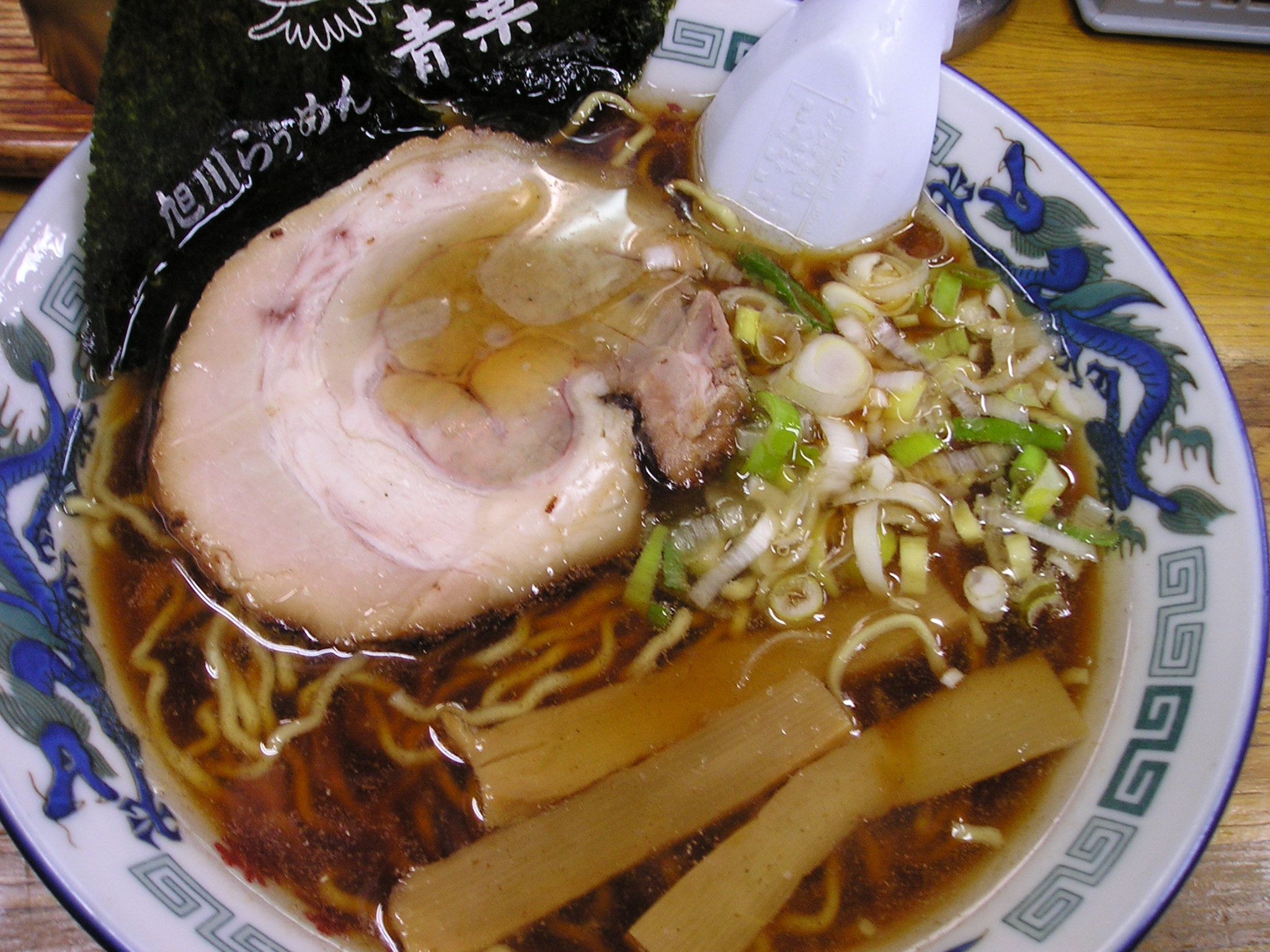 旭川らぅめん青葉 本店（北海道旭川市）…凍える旭川で頂く、熱々スープのラーメン