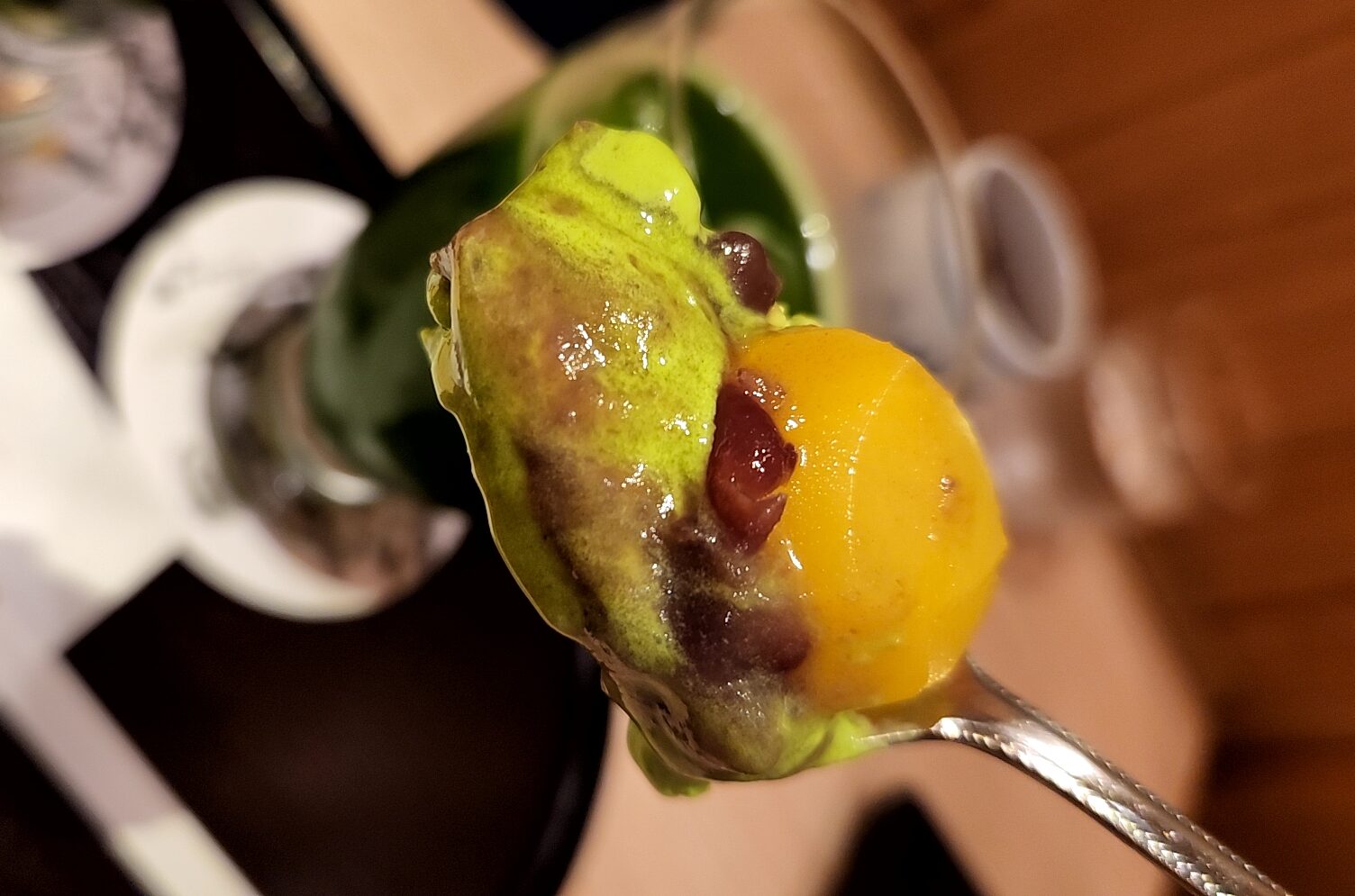 茶寮都路里 祇園本店（京都府京都市東山区）…緑茶専門店が展開するカフェ、甘さ控えめの上品なパフェ