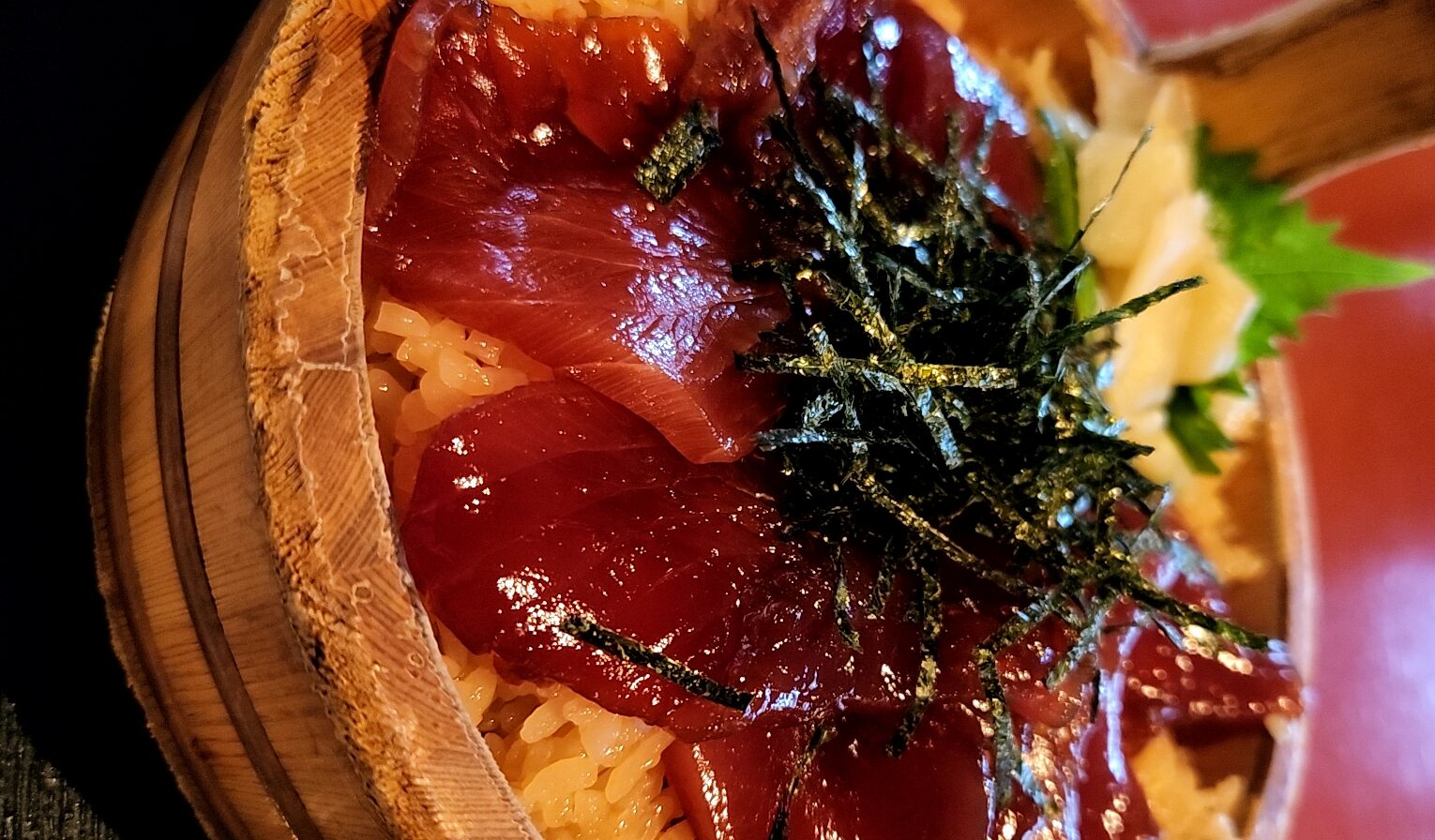 すし久（三重県伊勢市）…身の厚い鰹のヅケと酢飯、開放的な座敷でビールと共に