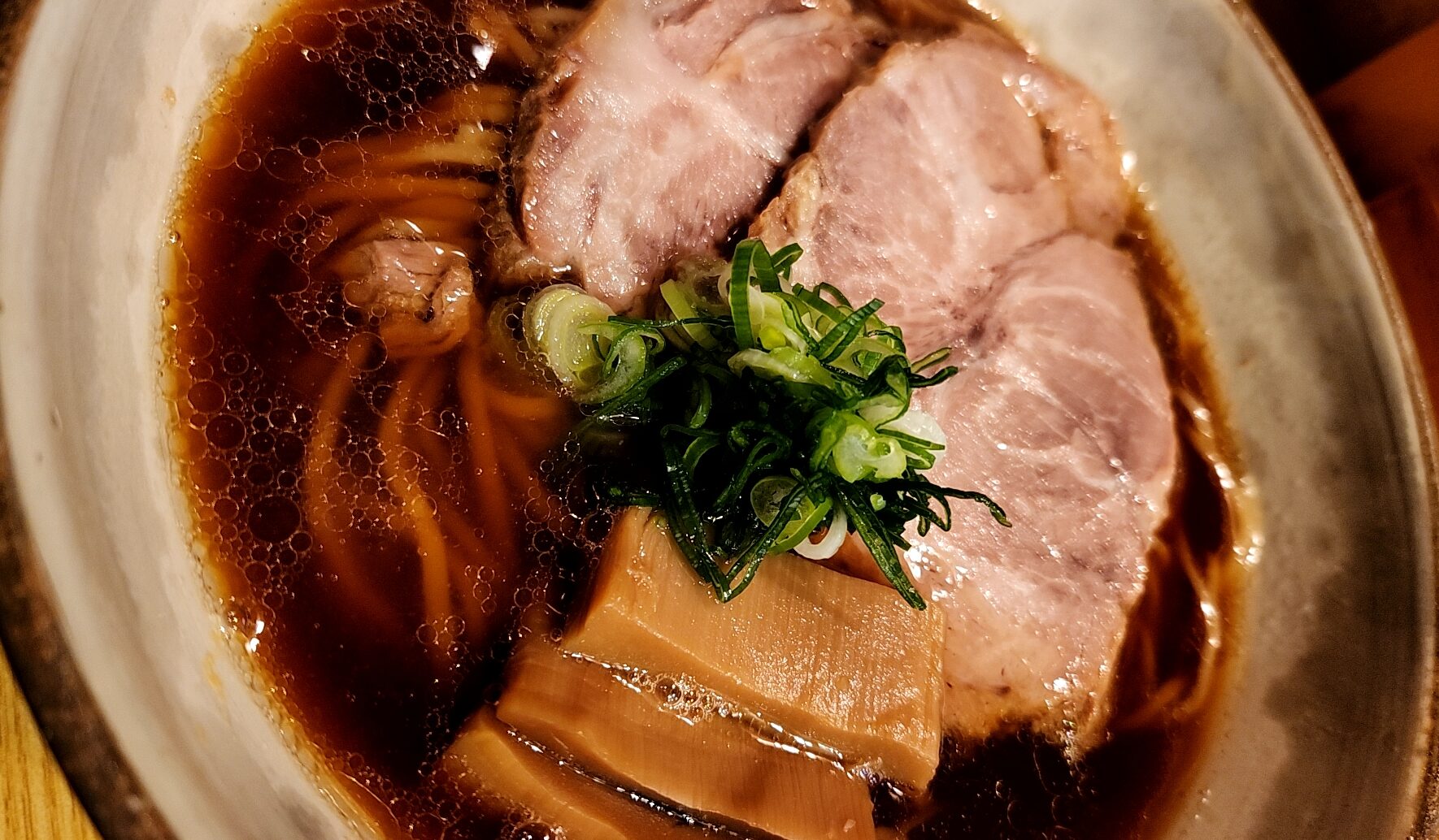 山﨑麺二郎（京都府京都市中京区）…静かな店内でひたすら待って食べる一杯は格別
