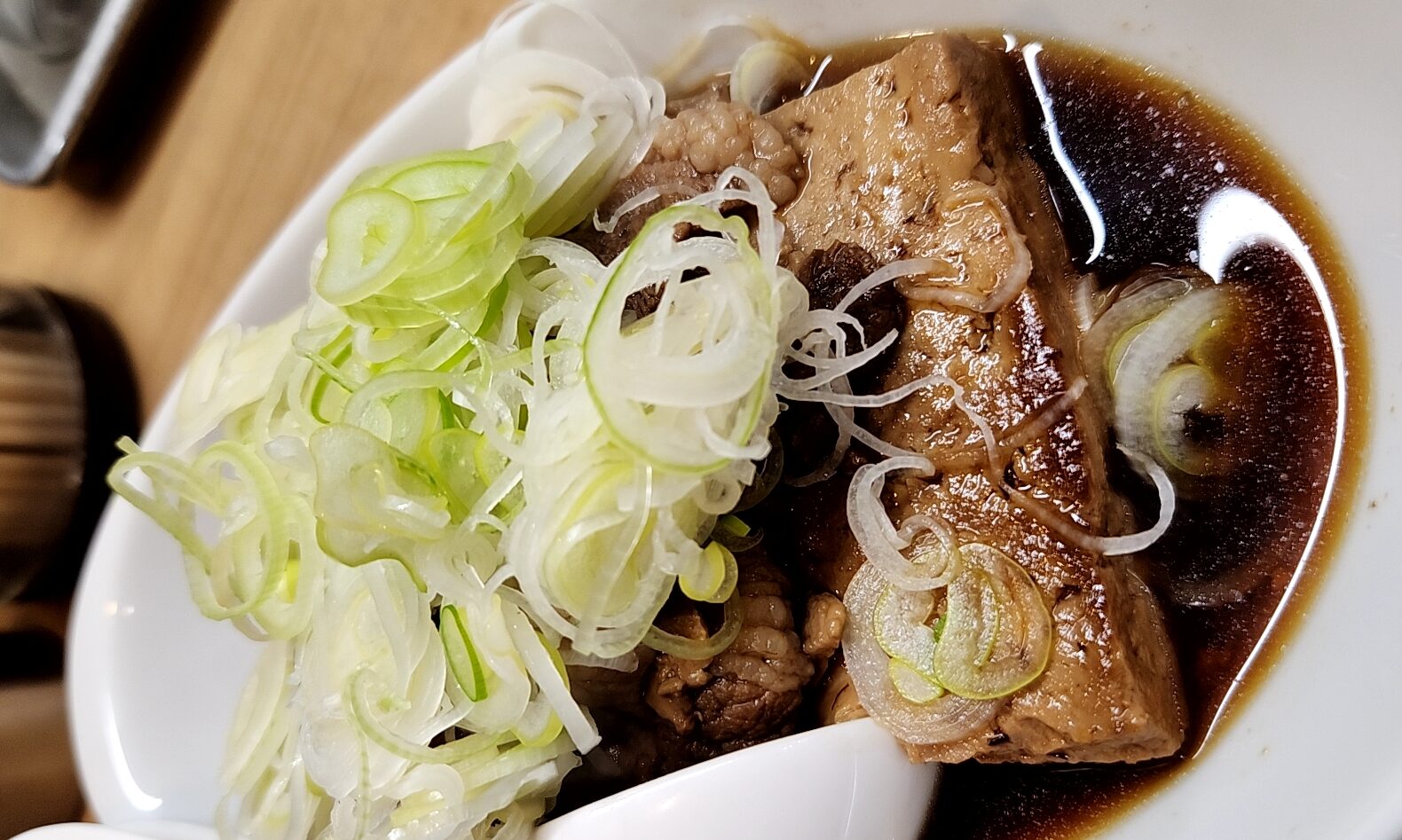 やきとん 千登利（東京都豊島区）…グツグツ煮えた絶品の牛肉豆腐ともつ焼き