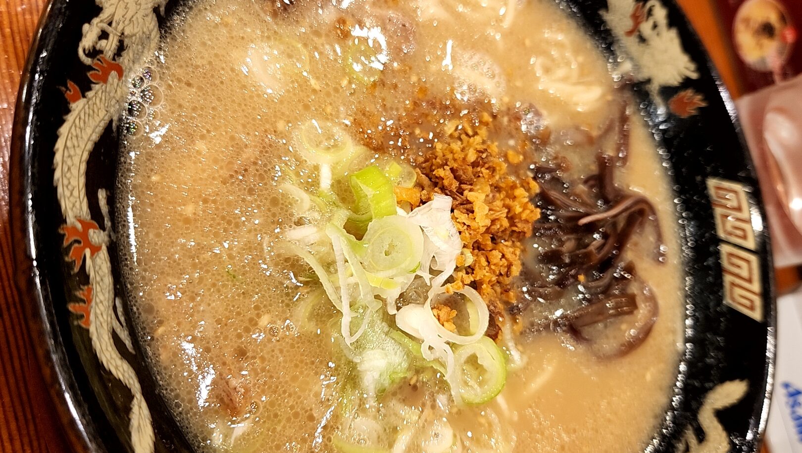 鹿児島ラーメン 豚とろ 天文館アーケード店（鹿児島県鹿児島市）…ライスにマッチしそうな、濃度の高いスープが印象的