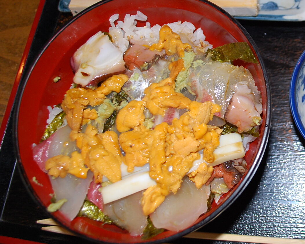 季節料理 いすず（山口県萩市）…ウニをはじめ大量の萩の魚介を丼で