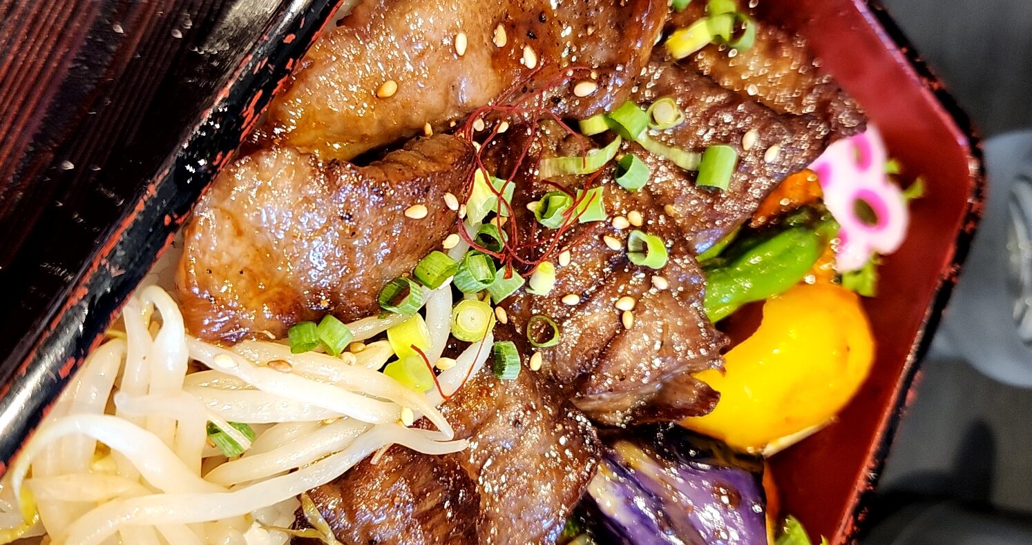 牛鍋おおき（山形県米沢市）…分厚い米沢牛に、ビールと燗酒が染みる名品