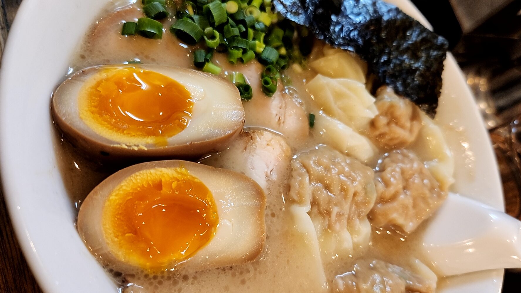ラーメン 茂木（東京都世田谷区）…大ぶりの雲呑はじめ具材もスープも絶品