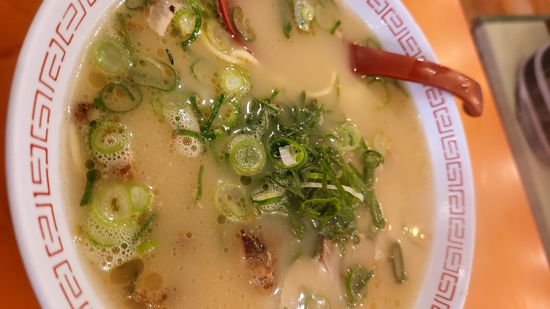 金龍ラーメン 難波千日前店（大阪府大阪市中央区）…白濁スープに、キムチなどでズシンとくる旨味