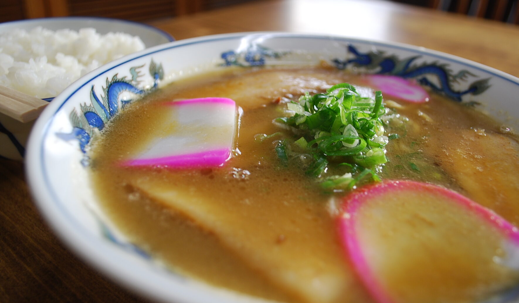 山為食堂（和歌山県和歌山市）…骨粉が残る濃厚スープ、地元民も通う和歌山の名店