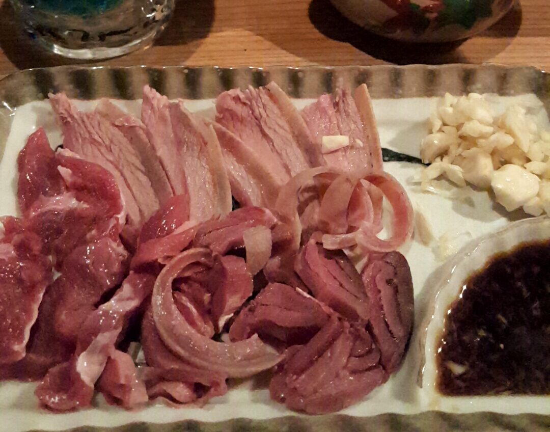 山羊料理 さかえ（沖縄県那覇市）…山羊料理と、過剰すぎるサービス料理の美味さ