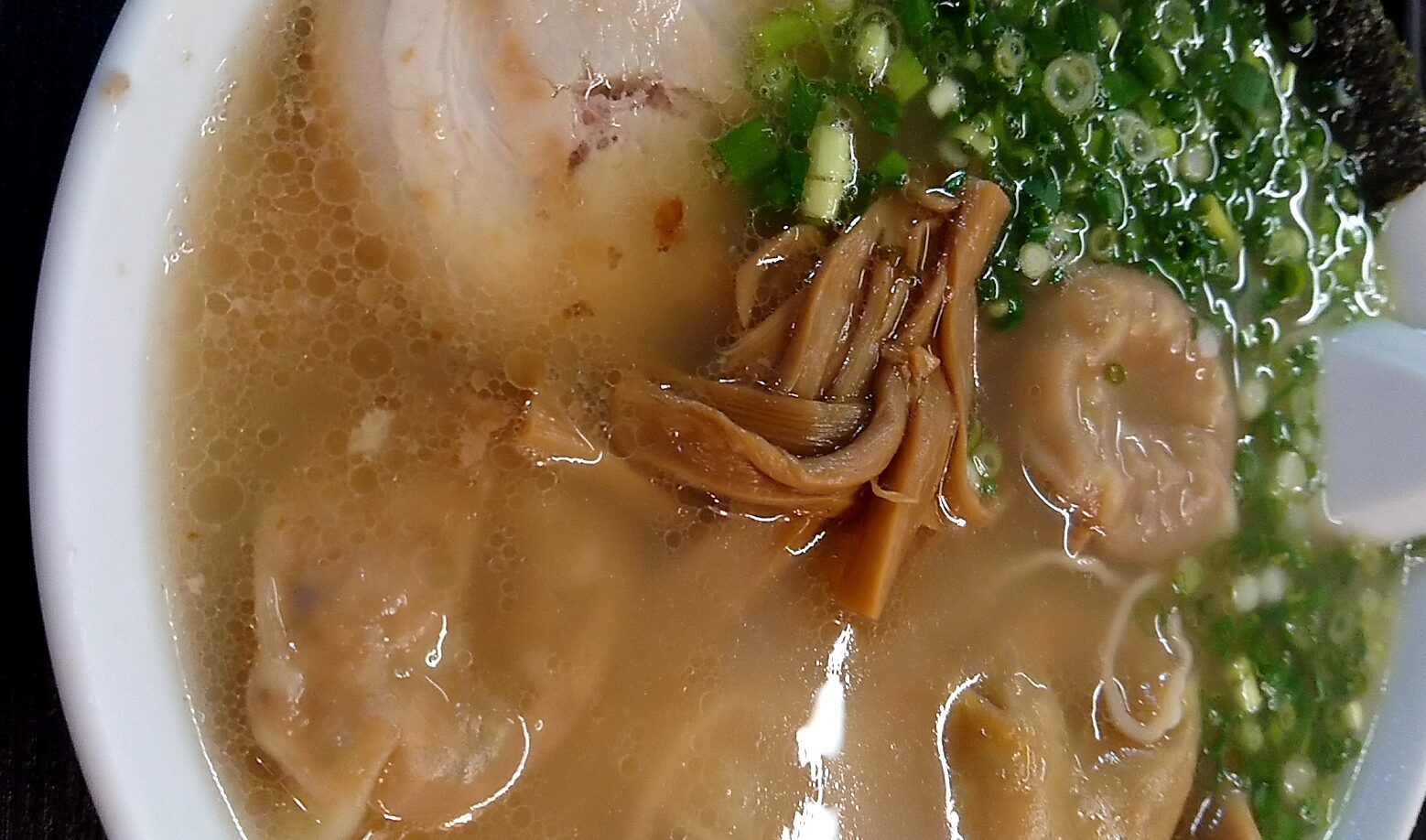 支那そば屋 こうや（東京都新宿区）…白濁の雲呑麺と多種多様なアテ、「飲みにも〆にも」の元祖的存在