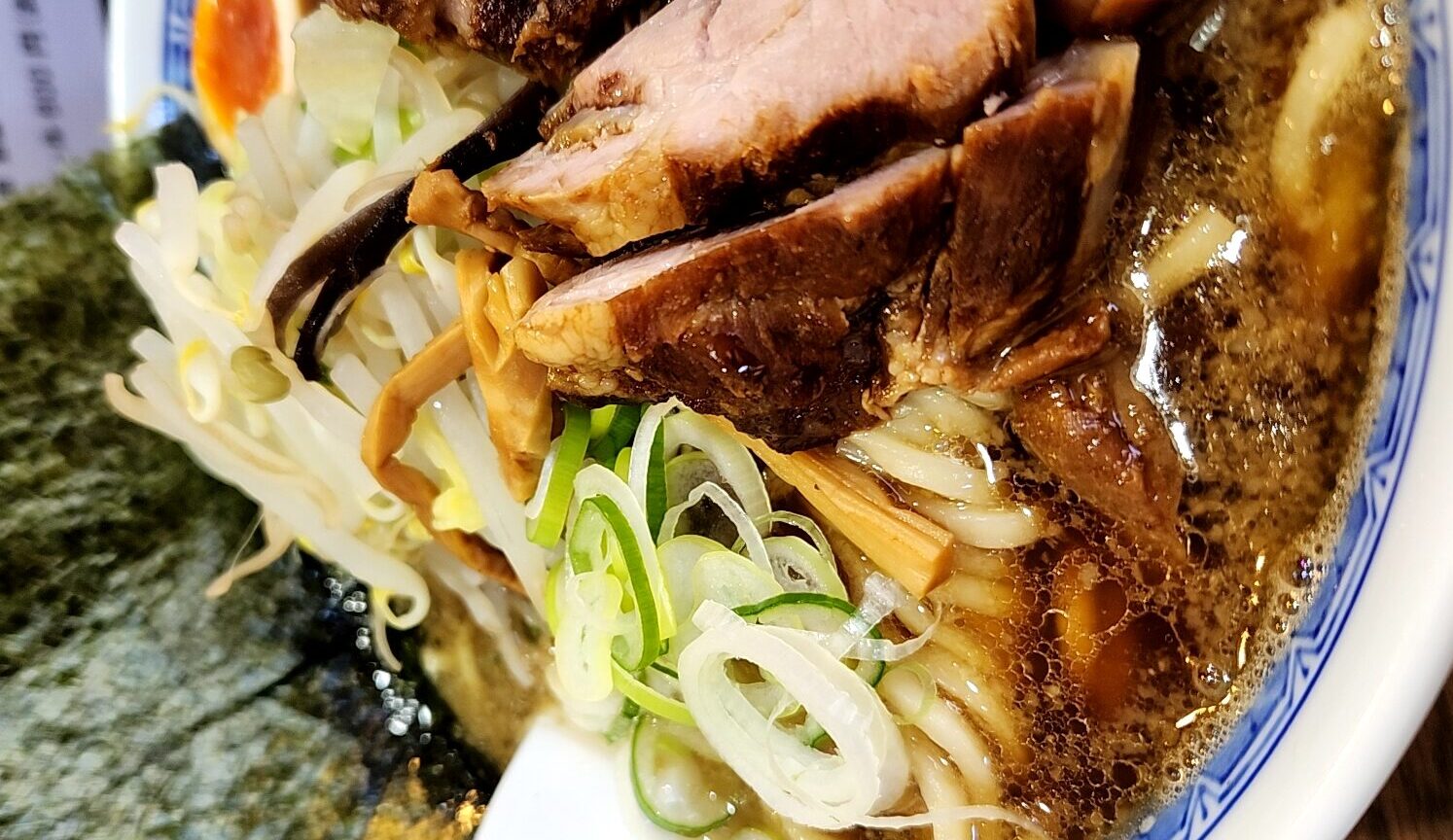 麺舗 十六（東京都豊島区）…大量の自家製麺と動物系のスープとチャーシューが多くの客を引き寄せる