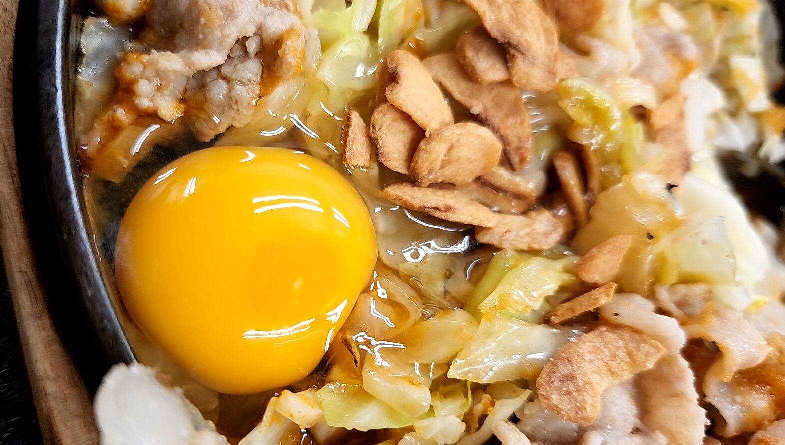 大盛軒（東京都中野区）…熱々の鉄板で給される、大量のキャベツと豚肉の絶品肉料理