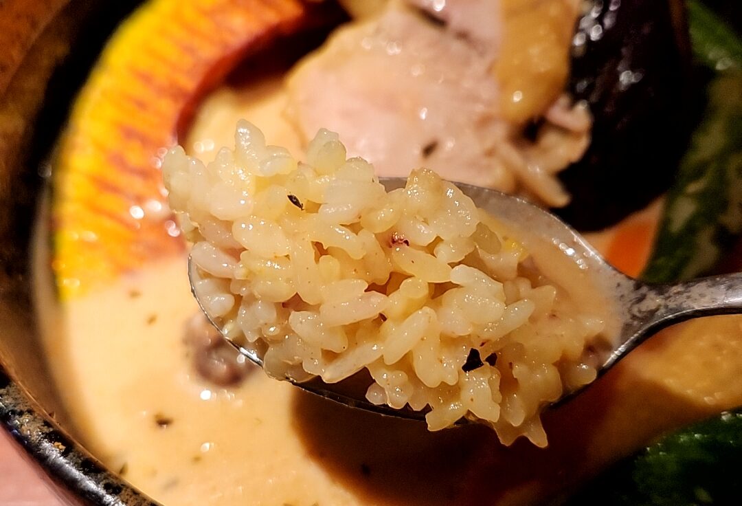 スープカリー イエロー（北海道札幌市中央区）…大量の野菜と巨大な鶏肉のスープカレー、腹ペコで挑むべし